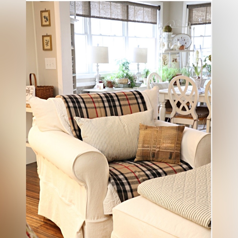 NWT: Burberry London 100% Lambswool 58x66 Blanket